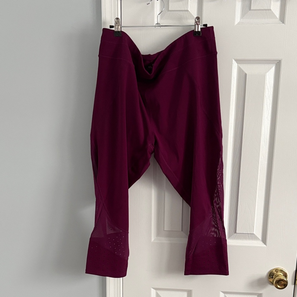 Athleta Deep Purple Capri Active Leggings Mesh Knee Panel & Dot Cutouts Size 1X